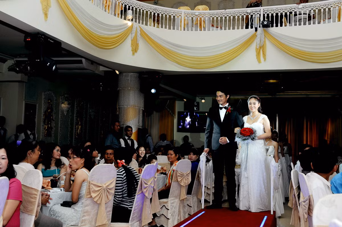 Tay trong tay tình tứ, cặp đôi xuất hiện trước quan khách.