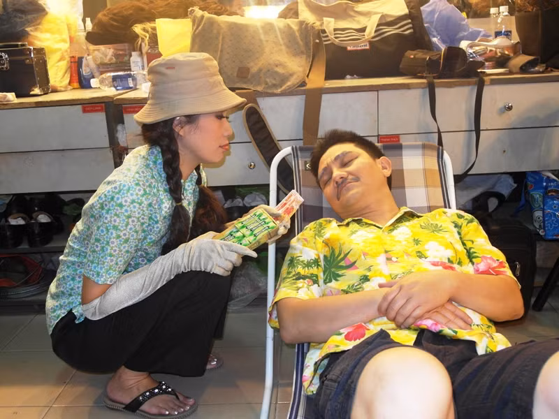 Bí quá, Trịnh Kim Chi liều… mạng đánh thức chàng diễn viên “miệng móm”. Bị đánh thức, Anh Vũ bực mình, mắng nhiếc cô cựu Á hậu một trận. Bí quá, Trịnh Kim Chi liều… mạng đánh thức chàng diễn viên “miệng móm”. Bị đánh thức, Anh Vũ bực mình, mắng nhiếc cô cựu Á hậu một trận.