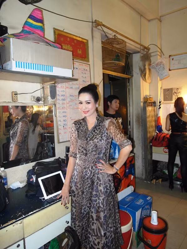 Bà mẹ một con cười tươi, tạo dáng trước ống kính của phóng viên…. Bà mẹ một con cười tươi, tạo dáng trước ống kính của phóng viên….