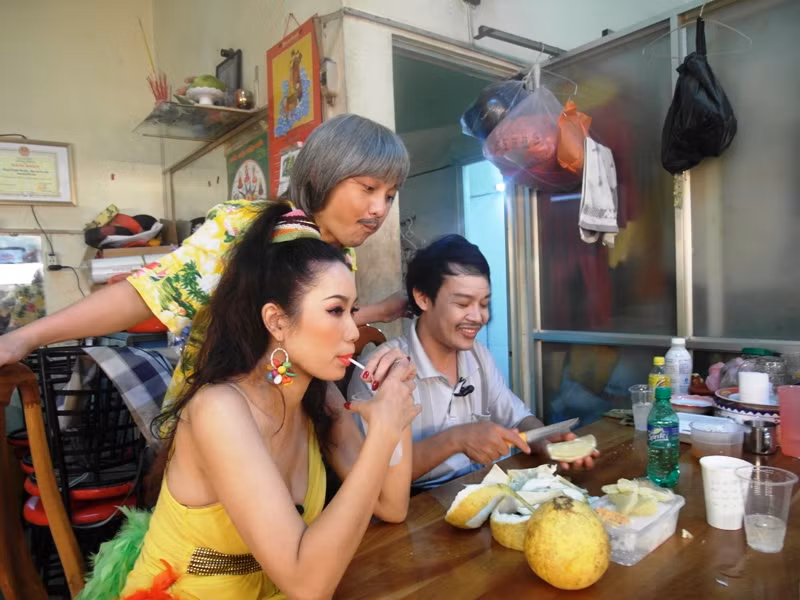 Những hình ảnh quý độc giả vừa xem, được chụp trong hậu trường sân khấu kịch Phú Nhuận. Á hậu Trịnh Kim Chi , diễn viên Anh Vũ đã nhiệt tình diễn xuất, giúp phóng viên thực hiện bộ ảnh này. Trong ảnh: Cô Mén của Trịnh Kim Chi đang cùng diễn viên Anh Vũ, chờ diễn viên Minh Dũng gọt xong bưởi để nhấm nháp, trong lúc chờ biểu diễn. Những hình ảnh quý độc giả vừa xem, được chụp trong hậu trường sân khấu kịch Phú Nhuận. Á hậu Trịnh Kim Chi , diễn viên Anh Vũ đã nhiệt tình diễn xuất, giúp phóng viên thực hiện bộ ảnh này. Trong ảnh: Cô Mén của Trịnh Kim Chi đang cùng diễn viên Anh Vũ, chờ diễn viên Minh Dũng gọt xong bưởi để nhấm nháp, trong lúc chờ biểu diễn.