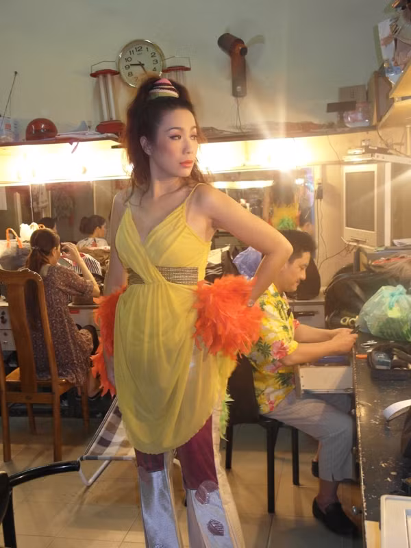Có tiền nhiều, cô bắt đầu đua đòi, diện những bộ trang phục loè loẹt, không giống ai. Có tiền nhiều, cô bắt đầu đua đòi, diện những bộ trang phục loè loẹt, không giống ai.