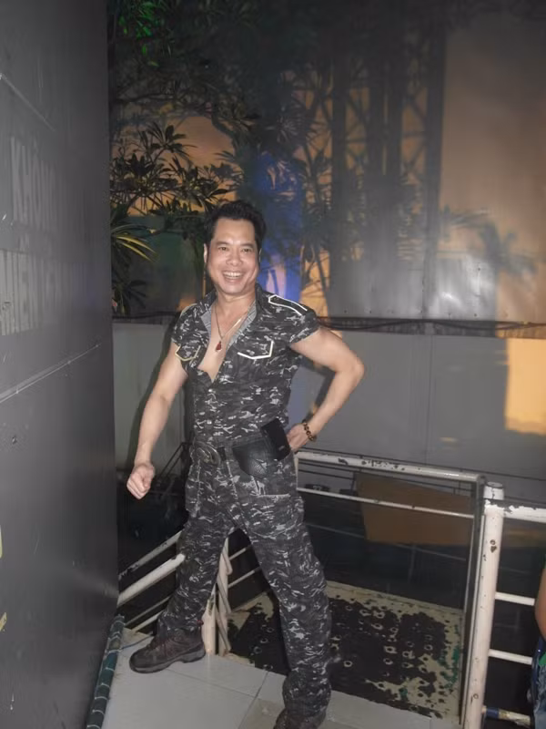 Bản thân nam ca sĩ này cũng phì cười vì cách tạo dáng của mình. Bản thân nam ca sĩ này cũng phì cười vì cách tạo dáng của mình.