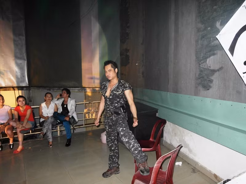Kéo cái ghế gần đó, Ngọc Sơn xoạc chân gác lên tạo dáng kiểu…anh hùng. Kéo cái ghế gần đó, Ngọc Sơn xoạc chân gác lên tạo dáng kiểu…anh hùng.
