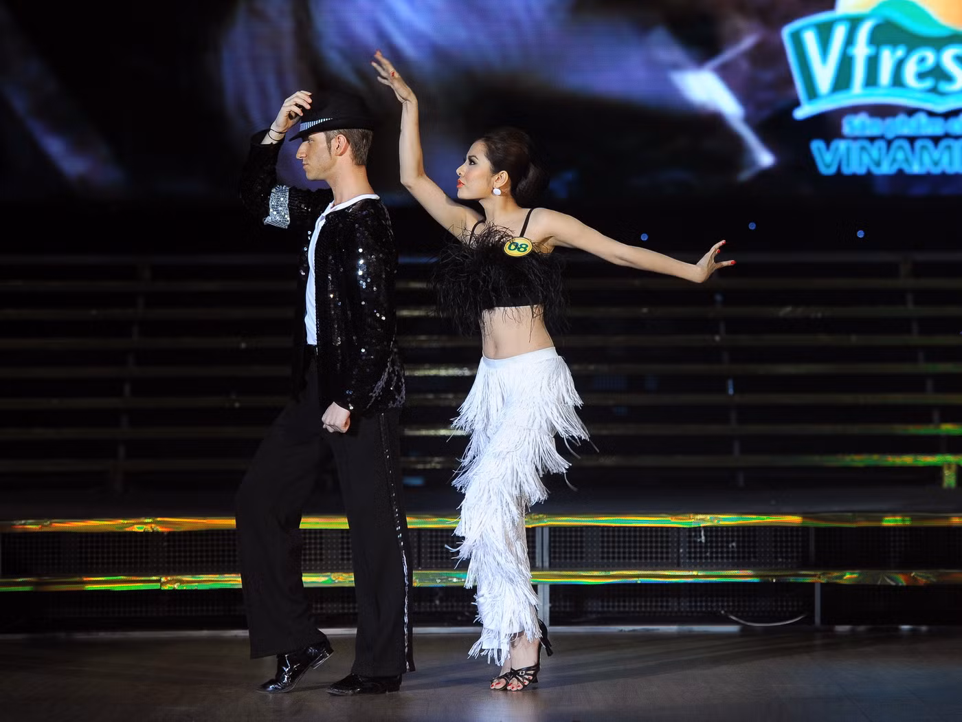 Trong giai điệu cha cha cực kỳ sôi động của ca khúc Black & White, Vân Trang đã “đốt nóng” sân chơi Bước nhảy hoàn vũ bằng một bộ trang phục gợi cảm… > Clip Bước nhảy Hoàn vũ: Vân Trang 'múa lân' cực chất > 'Cười ngất' khoảnh khắc 1-0-2 của sao Việt: Vân Trang (P10)