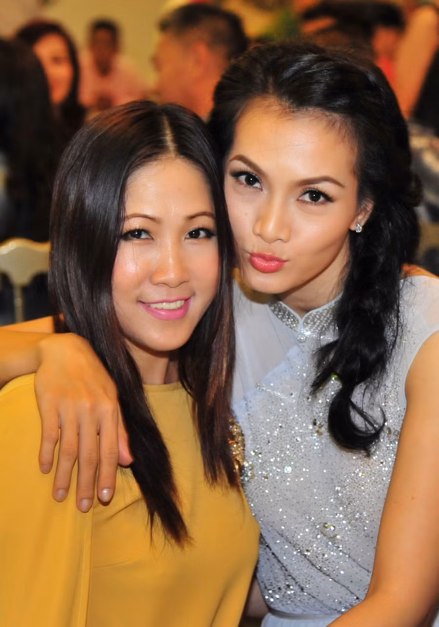 Cách tạo dáng tinh nghịch của Anh Thư bên chuyên viên trang điểm Hạ My.