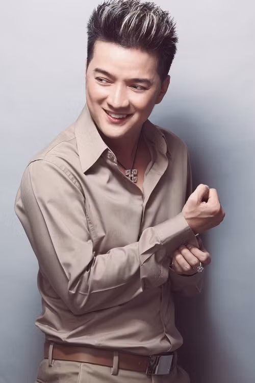 Mr Đàm lịch lãm và trẻ trung trong ngày "trở lại" với giới truyền thông.