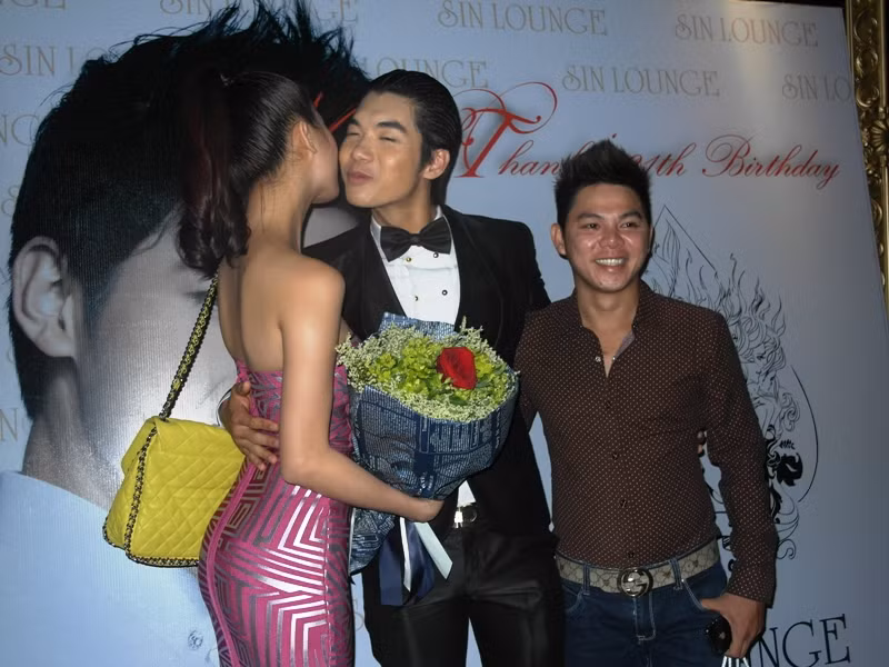 Kèm theo là một cái áp má thắm thiết.