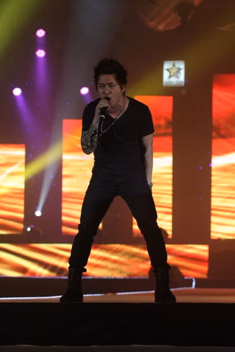 Sau đó, có lẽ vì hát “sung” quá nên chàng ca sĩ đã bắt đầu cảm thấy nóng nực, cởi bỏ chiếc áo khoác…