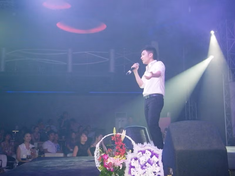 Đêm đã khuya, trước khi kết thúc đêm diễn, Quang Hà đã khuấy động phòng trà bằng ca khúc “Trường Sơn đông, Trường Sơn tây” được phối theo phong cách nhạc dance hiện đại. Đêm đã khuya, trước khi kết thúc đêm diễn, Quang Hà đã khuấy động phòng trà bằng ca khúc “Trường Sơn đông, Trường Sơn tây” được phối theo phong cách nhạc dance hiện đại.