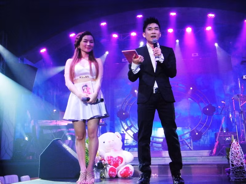 Cả hai đã tranh thủ giới thiệu album Nơi cuối thiên đường, vừa mới phát hành cách đây vài hôm. Cả hai đã tranh thủ giới thiệu album Nơi cuối thiên đường, vừa mới phát hành cách đây vài hôm.