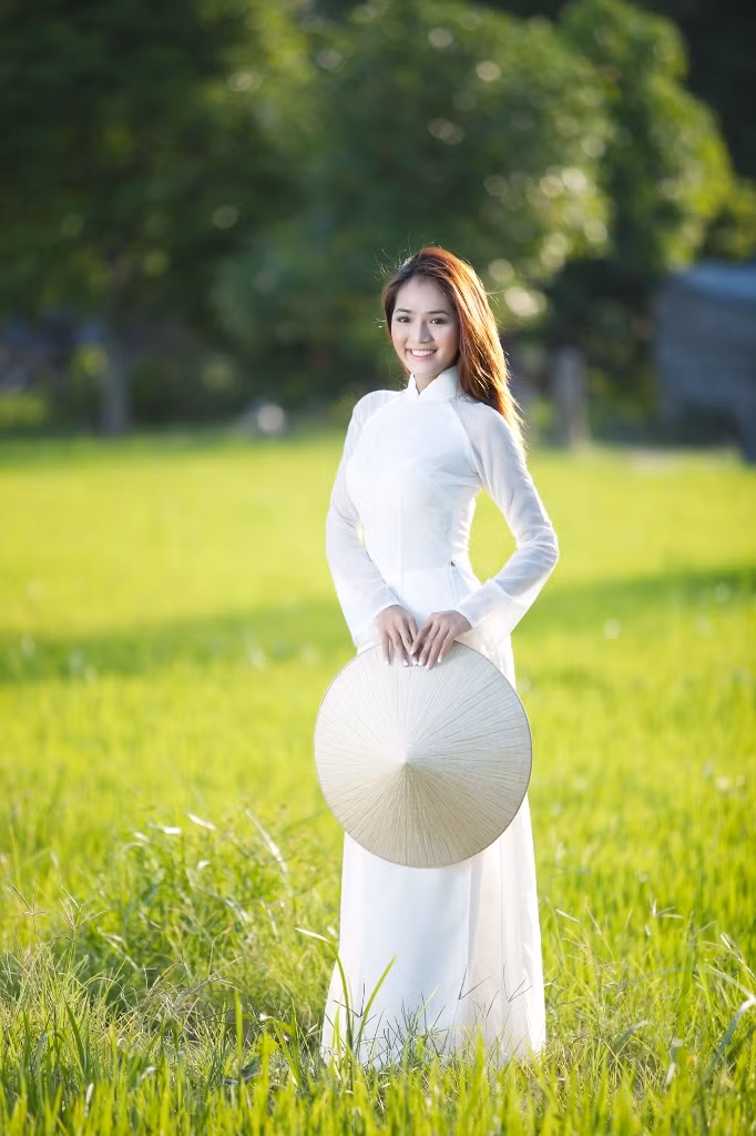 Bức ảnh của diễn viên điện ảnh Thuý Nga, được chụp cùng thời điểm với bức ảnh của Diễm Hương. Vô Thường cho biết hoàn cảnh ra đời của những bức ảnh này: “Trong một lần cùng với Diễm Hương, Thuý Nga đi làm từ thiện tại Kiên Giang, đứng trước cánh đồng lúa chín vàng rực, trong buổi chiều tà sắp tắt nắng, trong tôi trỗi lên một cảm xúc kỳ lạ. Và những bức ảnh đã ra đời từ cảm xúc bất chợt ấy, hoàn toàn không có một sự chuẩn bị nào”. Photo: Lê Thanh Tùng – Đạo diễn hình ảnh: Vô Thường
