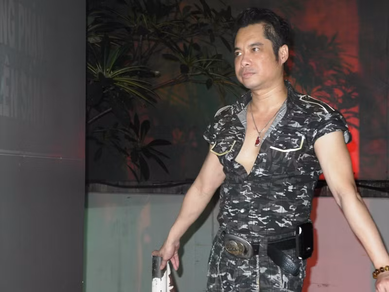 Dáng đứng, vẻ mặt Ngọc Sơn chờ đến giờ hát. Dáng đứng, vẻ mặt Ngọc Sơn chờ đến giờ hát.