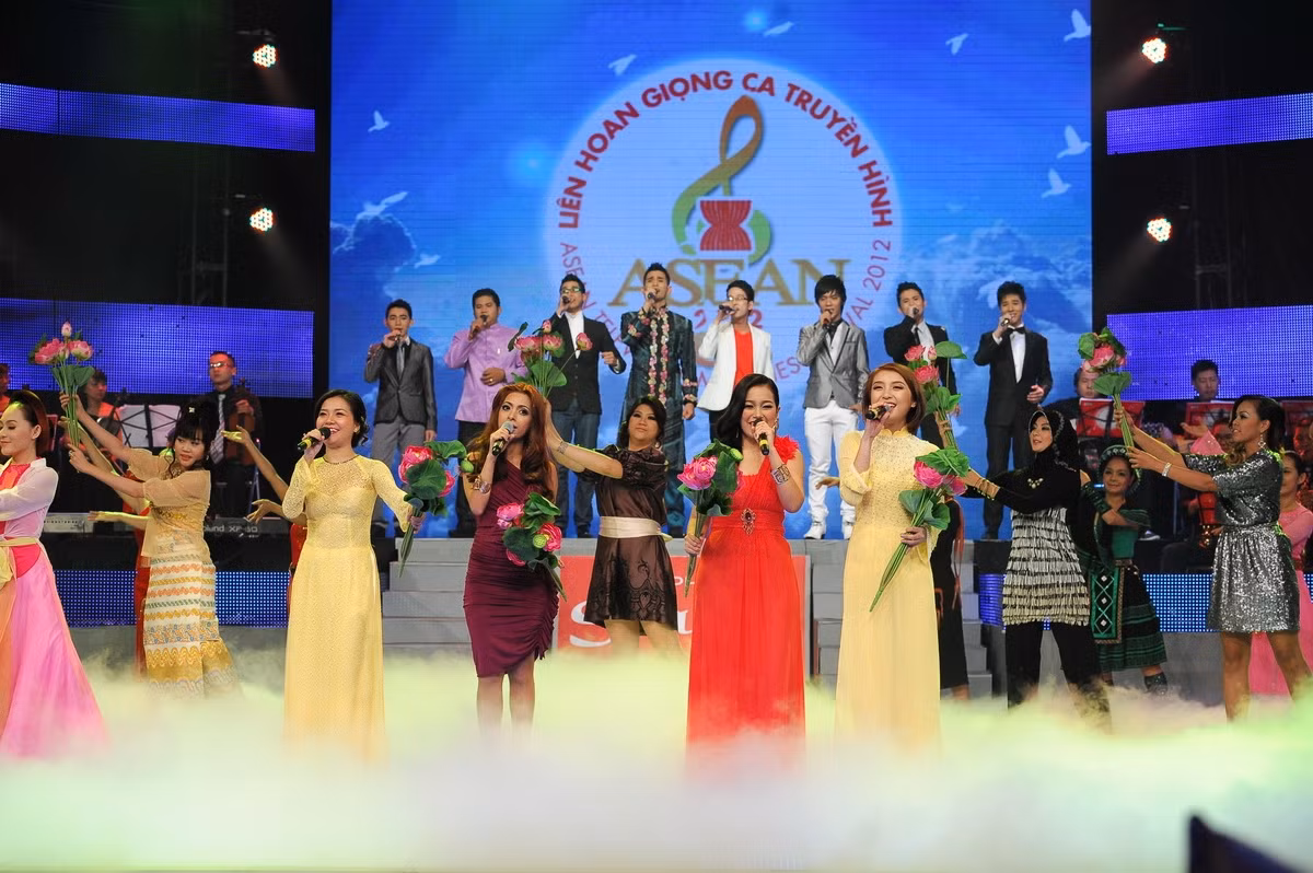 Các ca sĩ khối Asean thể hiện tình cảm anh em thân thiết, chung giọng hát bài Let us Move ahead.