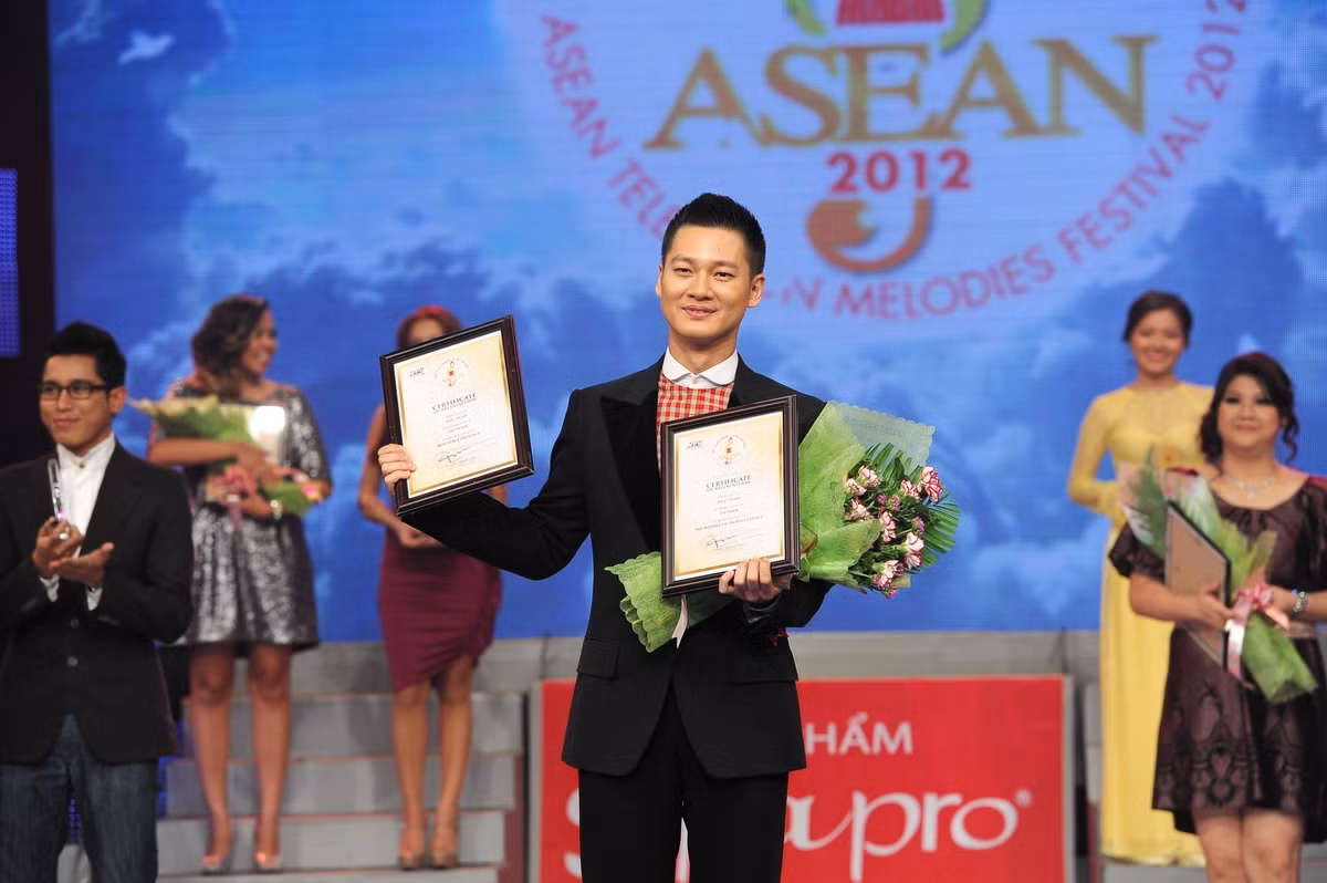 Đức Tuấn đã đoạt cú đúp tại Liên hoan tiếng ca truyền hình Asean 2012.