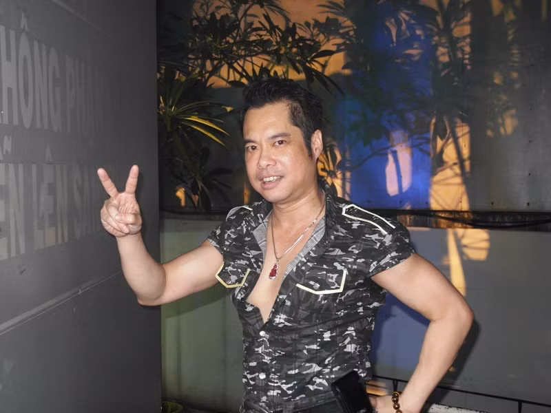 Ngọc Sơn rất vui vẻ, thân thiện với phóng viên, khá điềm tĩnh sau scandal mặc áo ngực của phụ nữ. Ngọc Sơn rất vui vẻ, thân thiện với phóng viên, khá điềm tĩnh sau scandal mặc áo ngực của phụ nữ.
