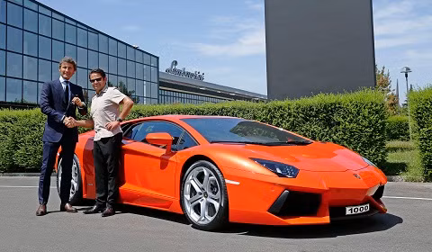 Giám đốc điều hành Lamborghini Stephan Winkelmann giao siêu xe Aventador LP700-4 cho Hans Scheidecker. Giám đốc điều hành Lamborghini Stephan Winkelmann giao siêu xe Aventador LP700-4 cho Hans Scheidecker.