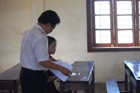 Giám thị đánh số báo danh cho thí sinh duy nhất thi môn Sử tại hội đồng thi trường THPT Thái Lão (Hưng Nguyên- Nghệ An). ( Ảnh: Internet)