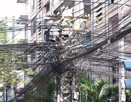 Hệ thống dây điện và cáp viễn thông tại Hà Nội (ảnh Internet) Hệ thống dây điện và cáp viễn thông tại Hà Nội (ảnh Internet)