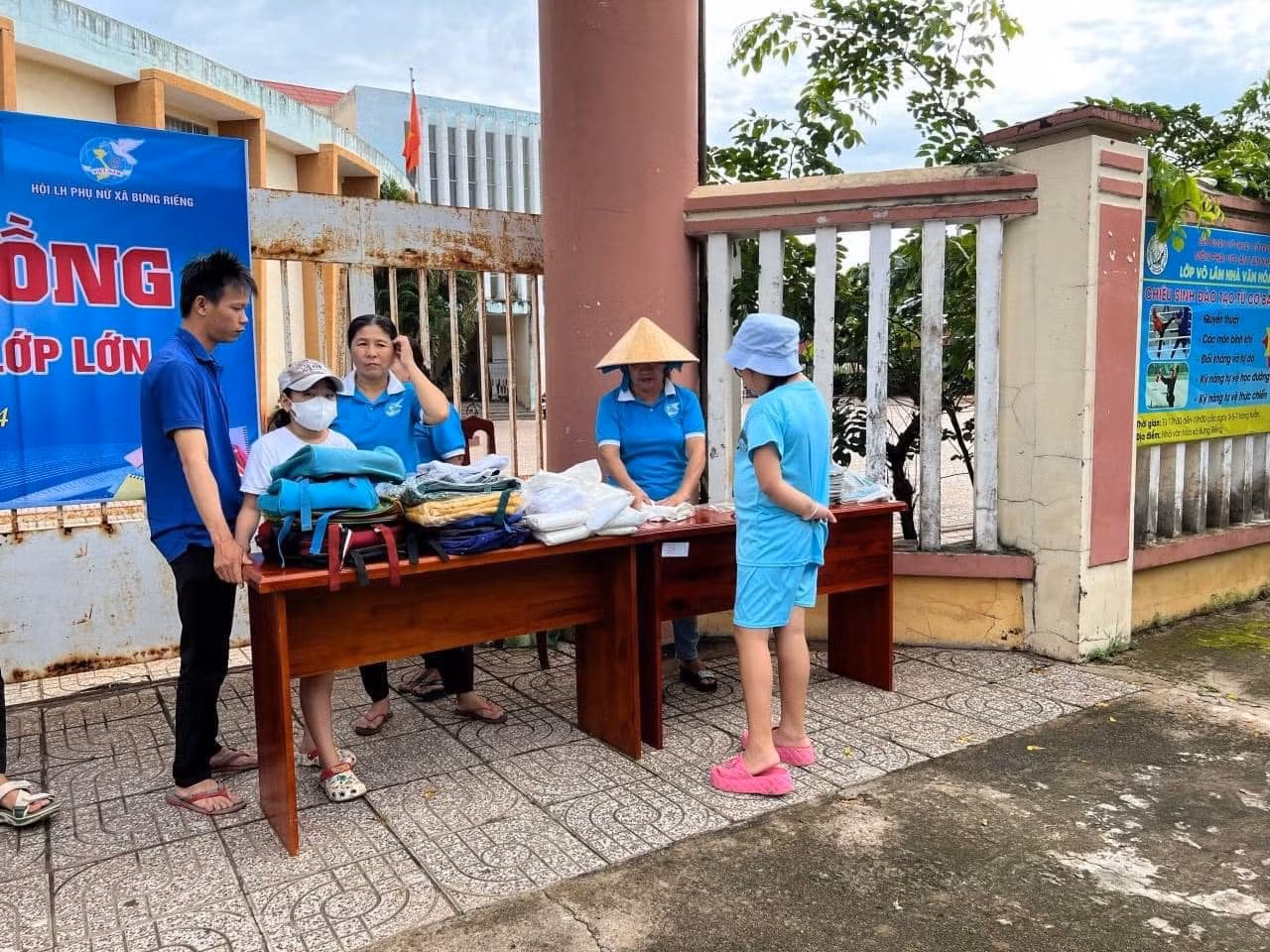 Học sinh nhận cặp, vở, đồ dùng học tập.jpg