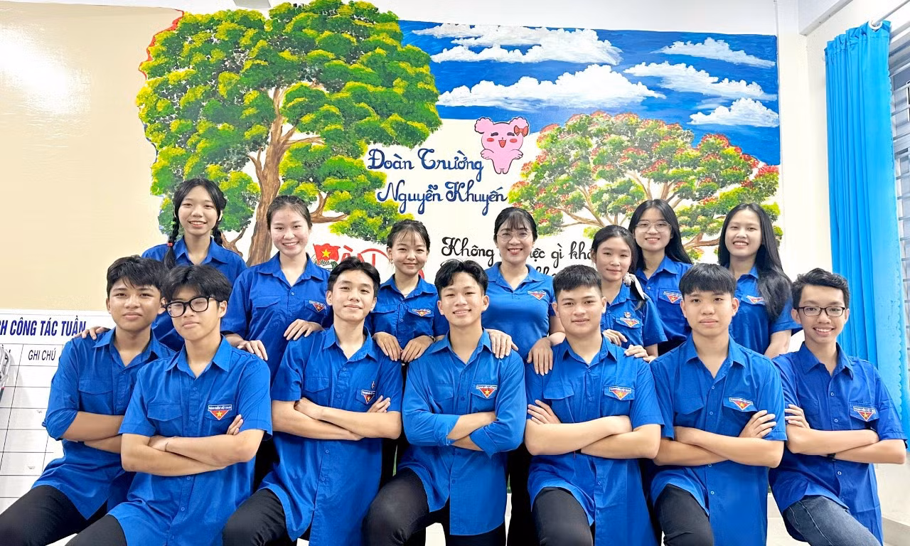 Cô Võ Thị Tâm Bí thư Đoàn Trường Trung học phổ thông Nguyễn Khuyến(ở giữa, hàng sau) - NVCC