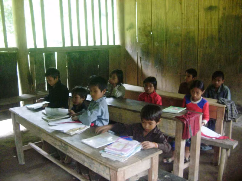 Ngôi trường bằng gỗ đã mục nát không che nổi những cơn gió lạnh khi mùa đông đang đến gần. Có những hôm do quá rét, các em lại không có quần áo mặc đủ ấm nên nhiều em không thể học nổi