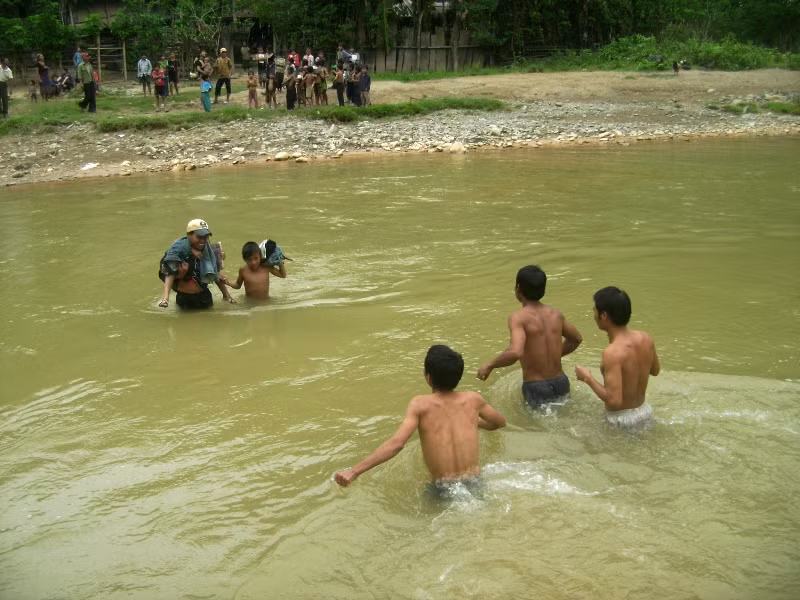 Đây là công việc hàng ngày của các thầy cô nơi đây, không kể mùa đông hay mùa hè