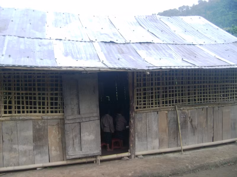 Phòng học của các em mẫu giáo trông như một mái lều bằng tre nứa