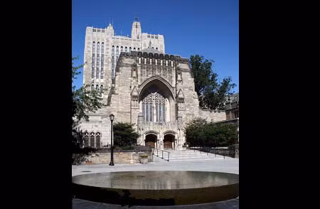 Đại học Yale: Đại học Yale danh tiếng nằm ở bang Connecticut, Mỹ. Ngôi trường thu hút những vị khách dừng lại để ngắm nhìn nhiều hơn bất cứ ngôi trường nào trong danh sách.