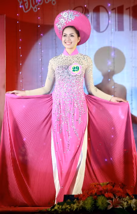 Ngọc Hân duyên dáng trong tà áo dài truyền thống