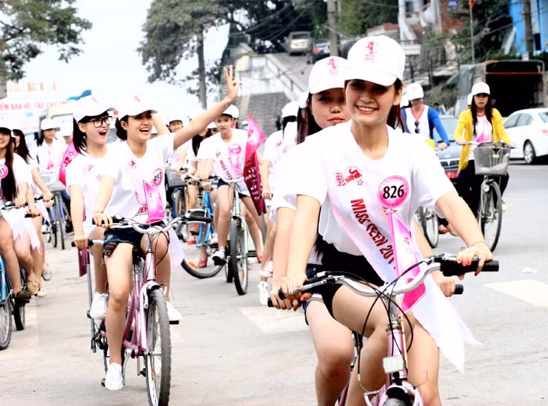 Các Miss Teen cùng với các bạn học sinh trường PTTH chuyên Hạ Long và PTTH Lê Thánh Tông đạp xe từ bến phà cũ Bãi Cháy, Hòn Gai đạp qua nhiều tuyến đường trong trung tâm thành phố. Các Miss Teen cùng với các bạn học sinh trường PTTH chuyên Hạ Long và PTTH Lê Thánh Tông đạp xe từ bến phà cũ Bãi Cháy, Hòn Gai đạp qua nhiều tuyến đường trong trung tâm thành phố.