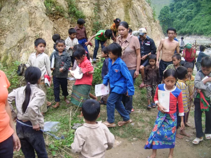 Sau khi qua bên này bờ, các em thay quần áo ướt để chuẩn bị vào lớp
