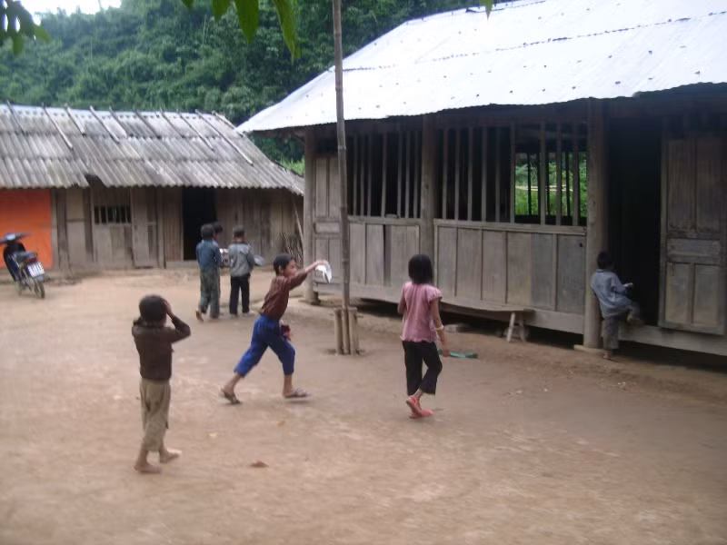 Sau khi sưởi ấm và hong khô đồ, các em nhanh chân vào lớp để học