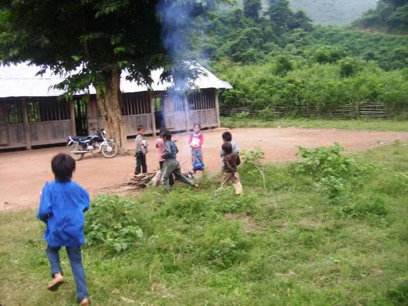 …và nhanh chân chạy vào đống lửa mà các thầy cô đã chuẩn bị sẵn cho các em sưởi ấm