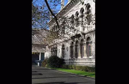 Đại học Trinity: Đại học Trinity nằm ở Dublin, Ireland, và có phong cách giống với đại học Oxford. Kiến trúc nổi tiếng nhất trong khuôn viên là Thư viện cũ, được xây từ năm 1592 dưới thời nữ hoàng Elizabeth.