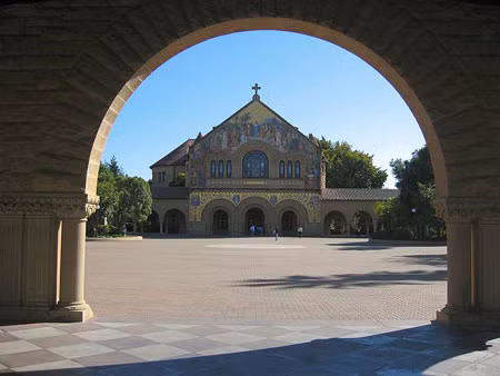 Đại học Stanford: Ngôi trường thứ 3 đến từ bang California của Mỹ chính là đại học Stanford. Ngôi trường vừa hiện đại vừa cổ kính và không kém phần lãng mạn với cổng vòm và những mái ngói phong cách Tây Ban Nha.