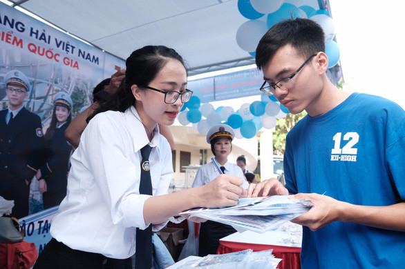 Sinh viên Trường Đại học Hàng hải Việt Nam tư vấn về các tổ hợp xét tuyển vào trường (Ảnh: CTV)