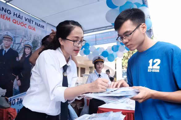 Sinh viên Trường Đại học Hàng hải Việt Nam tư vấn về các tổ hợp xét tuyển vào trường (Ảnh: CTV)