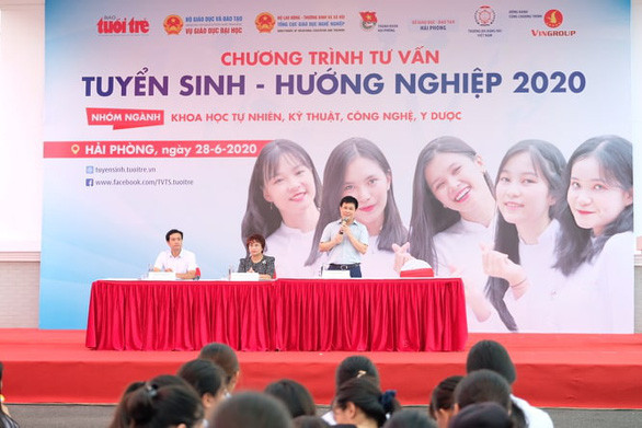 Các thầy cô trong ban tư vấn hướng dẫn thí sinh những điều cần biết của kỳ thi sắp tới (Ảnh: CTV)