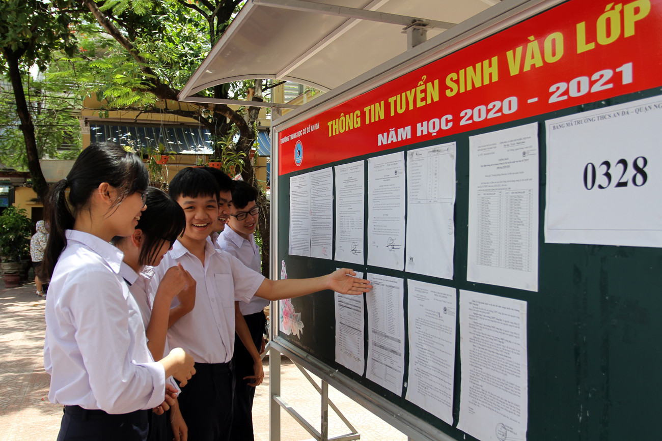 Học sinh Trường Trung học cơ sở An Đà (quận Ngô Quyền, Hải Phòng) tìm hiểu thông tin tuyển sinh vào lớp 10 (Ảnh: Lã Tiến) Học sinh Trường Trung học cơ sở An Đà (quận Ngô Quyền, Hải Phòng) tìm hiểu thông tin tuyển sinh vào lớp 10 (Ảnh: Lã Tiến)