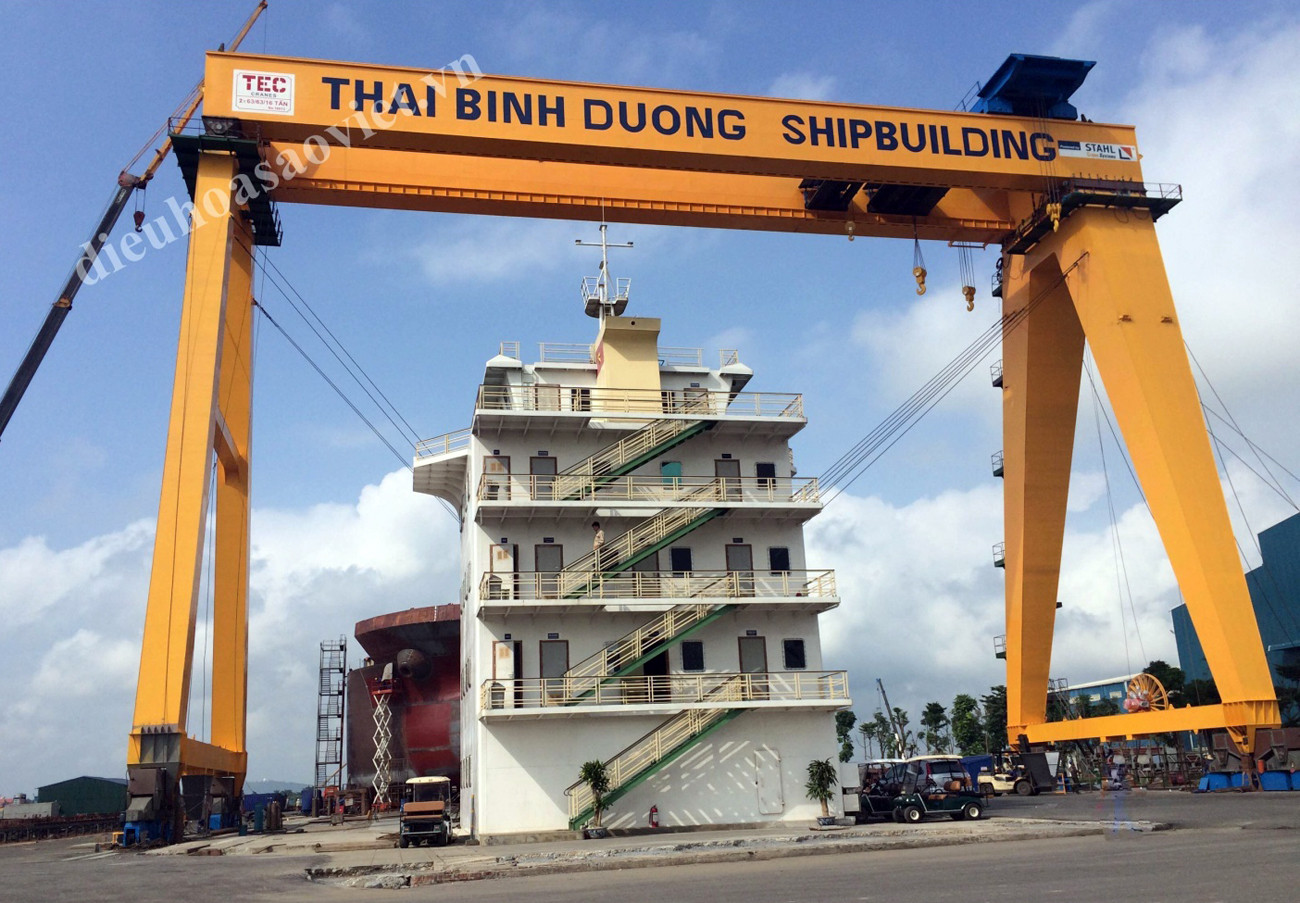Lãnh đạo Vụ Đê điều (Tổng cục Phòng chống thiên tai, Bộ Nông nghiệp và Phát triển nông thôn) chỉ ra 2 vấn đề ông cho là vi phạm về đê điều tại Hải Phòng (Ảnh: CTV)