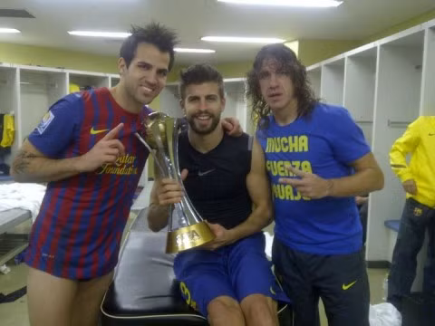 Fabregas hình như mải khoe chiếc cúp vừa giành được cùng Barca mà quên... mặc quần