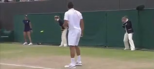 Tsonga sau đó đã dừng ngay pha bóng Tsonga sau đó đã dừng ngay pha bóng