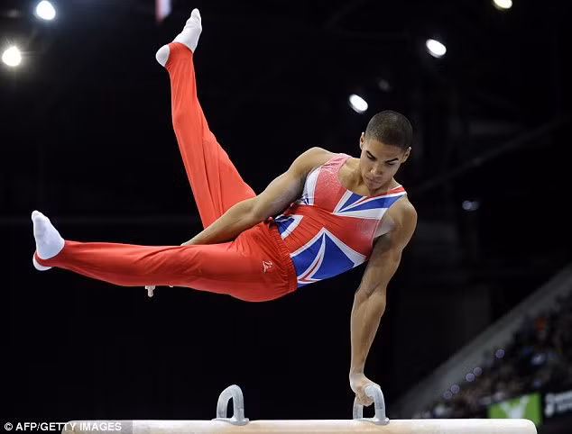 Louis Smith (Thể dục dụng cụ): Năm 16 tuổi, Smith đã vô địch châu Âu nội dung ngựa tay quay môn thể dục dụng cụ. Từ đó đến nay, VĐV 23 tuổi này tiếp tục thống lĩnh châu lục và thế giới ở nội dung của mình. Anh được kỳ vọng sẽ mang về ít nhất 1 HCV cho đoàn chủ nhà. Louis Smith (Thể dục dụng cụ): Năm 16 tuổi, Smith đã vô địch châu Âu nội dung ngựa tay quay môn thể dục dụng cụ. Từ đó đến nay, VĐV 23 tuổi này tiếp tục thống lĩnh châu lục và thế giới ở nội dung của mình. Anh được kỳ vọng sẽ mang về ít nhất 1 HCV cho đoàn chủ nhà.