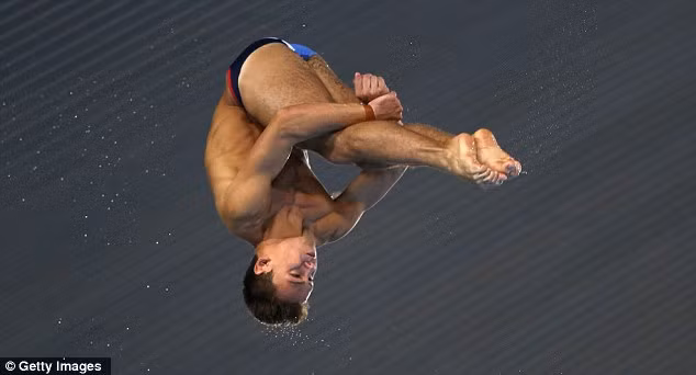 Tom Daley (Lặn 10m): 10 tuổi nhưng đã vô địch thế giới ở cuộc thi dành cho lứa… U17, lên 18 tuổi, Tom Daley đã sở hữu một bộ sưu tập đồ sộ những huy chương ở các giải lớn. Đó là tiền đề để VĐV 18 tuổi này trở thành lá cờ đầu của Anh ở môn lặn. Tom Daley (Lặn 10m): 10 tuổi nhưng đã vô địch thế giới ở cuộc thi dành cho lứa… U17, lên 18 tuổi, Tom Daley đã sở hữu một bộ sưu tập đồ sộ những huy chương ở các giải lớn. Đó là tiền đề để VĐV 18 tuổi này trở thành lá cờ đầu của Anh ở môn lặn.