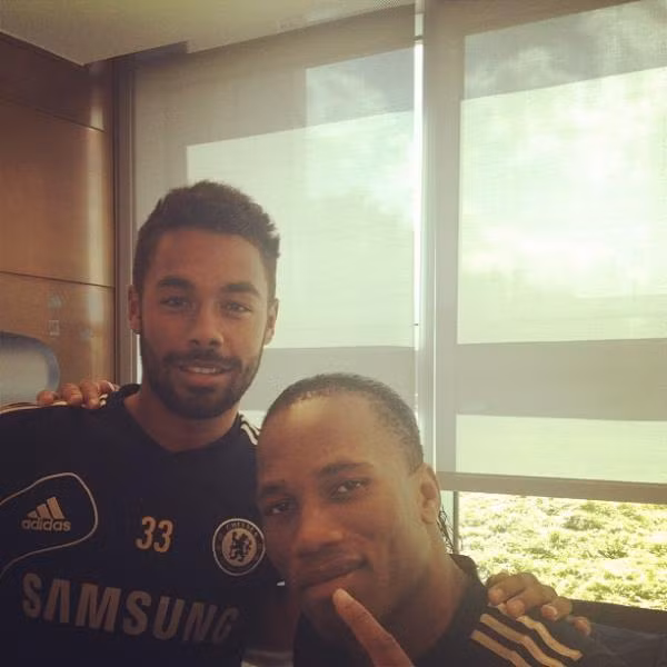 Drogba còn nhiệt tình chụp ảnh với cả các nhân viên tại Stamford Bridge