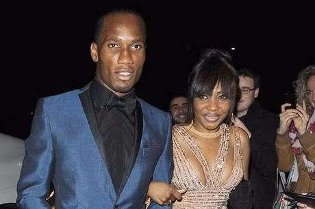 Drogba cùng vợ trong đêm từ thiện