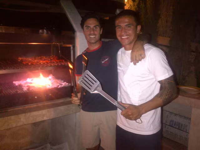 Arteta và Tim Cahill trổ tài nướng thịt Arteta và Tim Cahill trổ tài nướng thịt