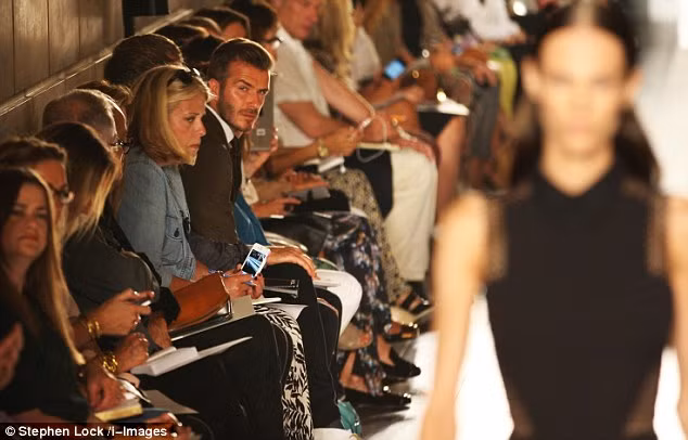 Becks ngồi lọt thỏm giữa một rừng quý bà Becks ngồi lọt thỏm giữa một rừng quý bà