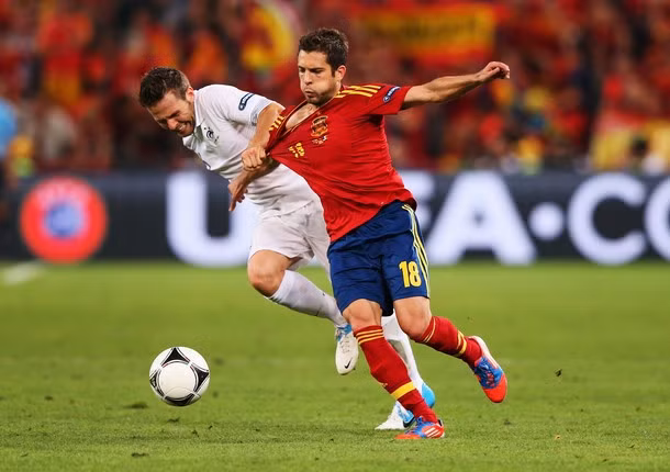 Hậu vệ trái: Jordi Alba (TBN). Alba công thủ toàn diện ở trận thắng Pháp vừa qua. Anh giúp Alonso ghi bàn mở điểm và tạo điều kiện để Pedro băng xuống dẫn đến tình huống 11m ở cuối trận