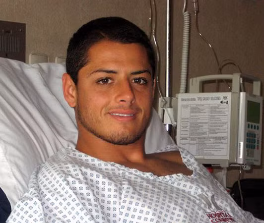 Chicharito trông già đi mấy tuổi khi ở trong phòng điều trị Chicharito trông già đi mấy tuổi khi ở trong phòng điều trị